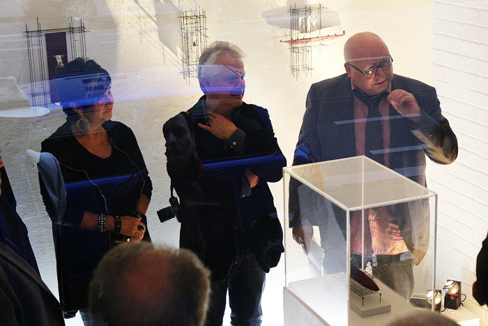 Klaus Damm (r.) führt in die Werke von Heidrun Pfalzgraf und Tony Strnad ein - Vernissage in der Galerie Display